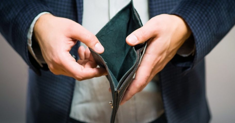 Au făcut 33 de tranzacții frauduloase cu un card furat