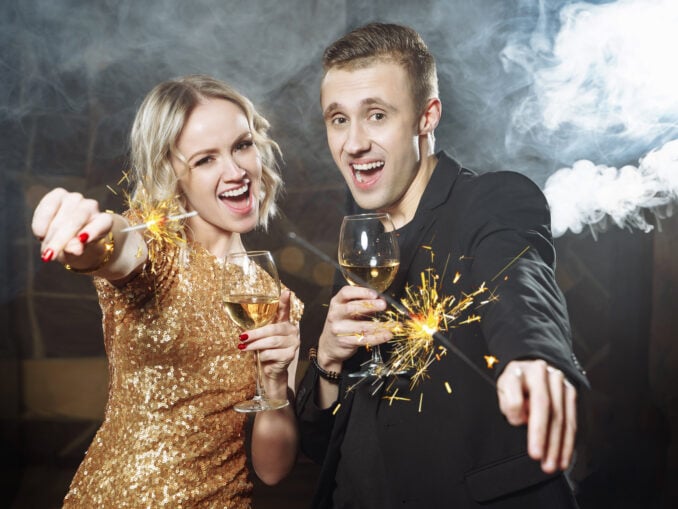 Revelion în doi, în țară sau în străinătate. Care sunt prețurile