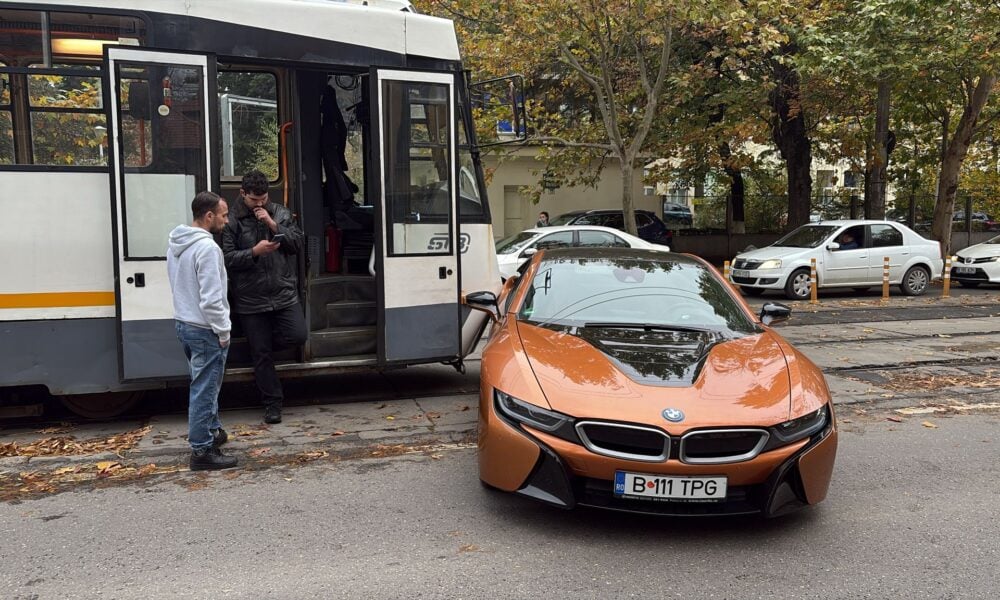 Un tramvai a lovit un BMW care i-ar fi tăiat fața VIDEO