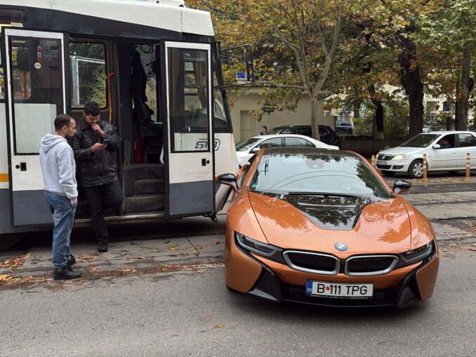 Un tramvai a lovit un BMW care i-ar fi tăiat fața VIDEO