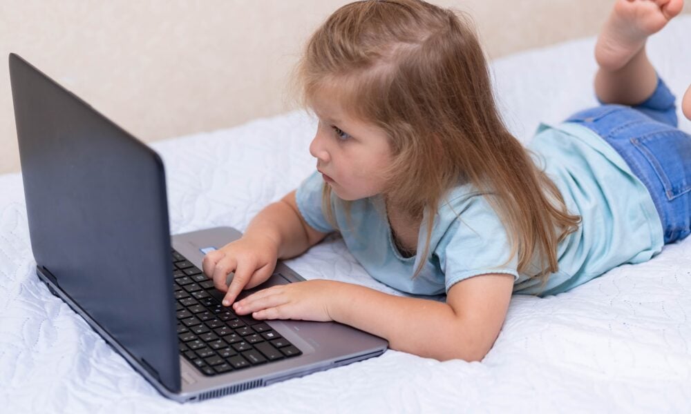 Europa cere României să-și protejeze minorii pe internet