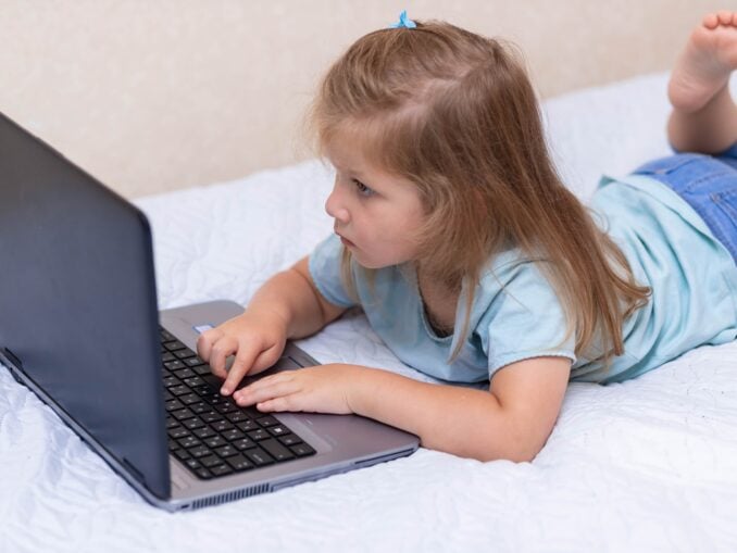 Europa cere României să-și protejeze minorii pe internet