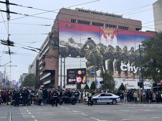 Ginerele lui Trump a scos sârbii în stradă. Proteste la Belgrad, după ce Parlamentul ar fi făcut jocul americanilor