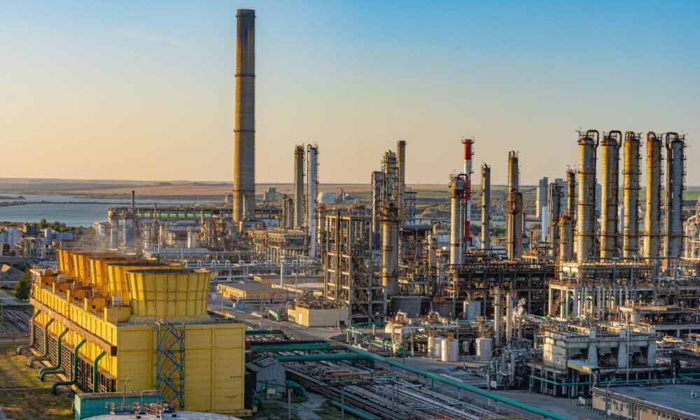 Cea mai mare rafinărie din România, cu 1.400 benzinării Rompetrol, la vânzare