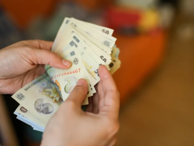 Femeile din România câștigă cu 500 de lei mai puțin decât bărbații