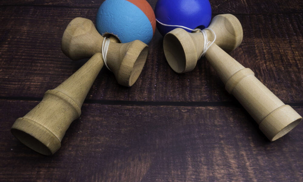 Joacă inteligentă: Kendama pentru copii. Beneficiile pentru creier și articulații