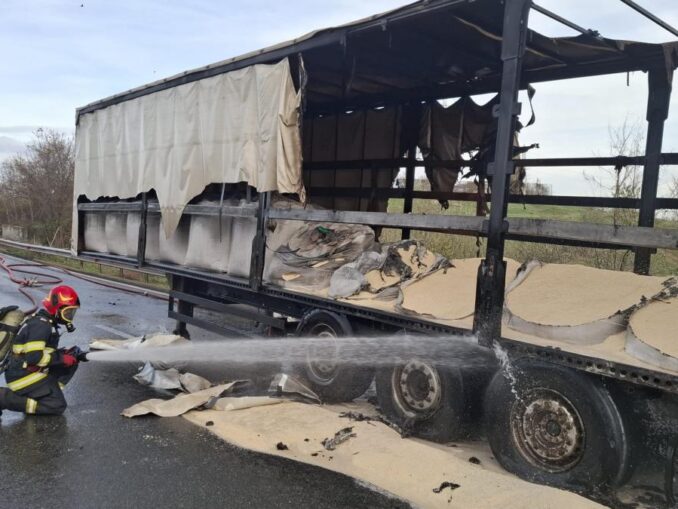 Un TIR cu 24 de tone de îngrăşământ a luat foc