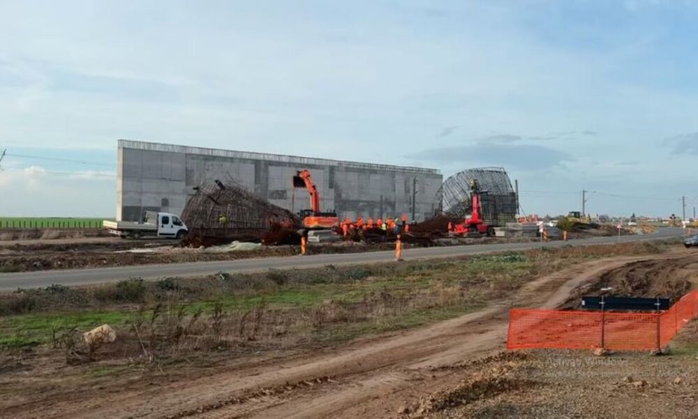 Armătura unui pasaj s-a prăbușit peste liniile de cale ferată. Circulaţia trenurilor, oprită