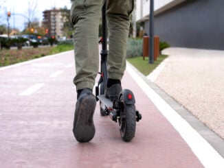 Șofer din Suceava, reținut pentru tentativă de omor după ce a urmărit și a lovit intenționat cu mașina un copil pe trotinetă