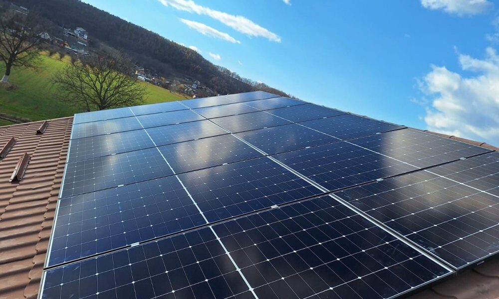 Kit panouri fotovoltaice în rate: soluție accesibilă pentru energie curată în casele din România