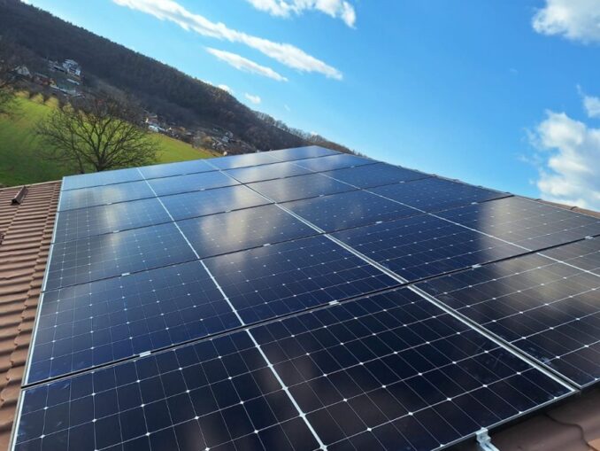 Kit panouri fotovoltaice în rate: soluție accesibilă pentru energie curată în casele din România