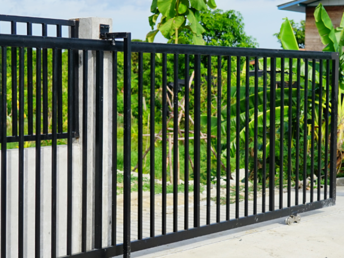 Cum alegi corect automatizarea pentru porți batante sau culisante?