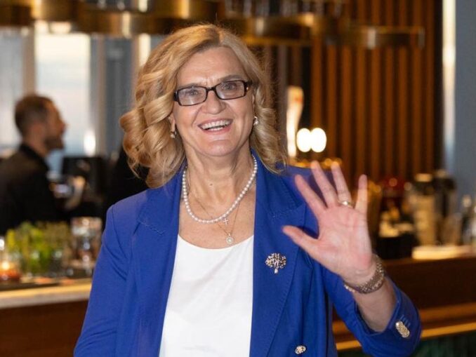 „Un boschetar, un bișnițar!”. Lipă răbufnește după ce a fost acuzată că a primit cadouri de lux