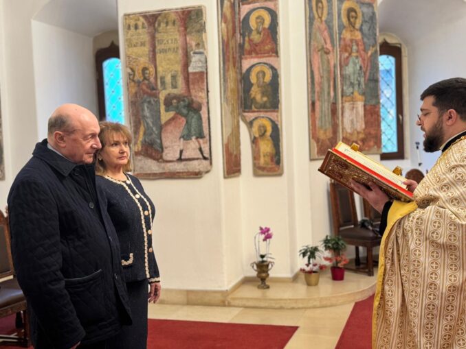 Traian Băsescu a sărbătorit 50 de ani de căsătorie. Imagini cu familia