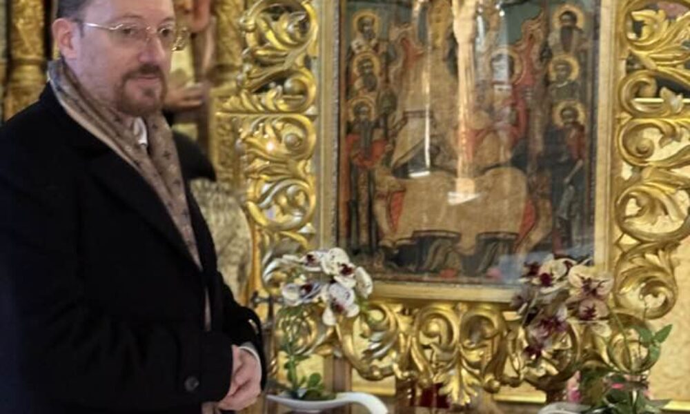 Un senator s-a rugat la biserică pentru ca moțiunea împotriva Guvernului Bolojan să treacă