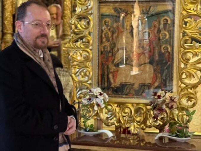 Un senator s-a rugat la biserică pentru ca moțiunea împotriva Guvernului Bolojan să treacă