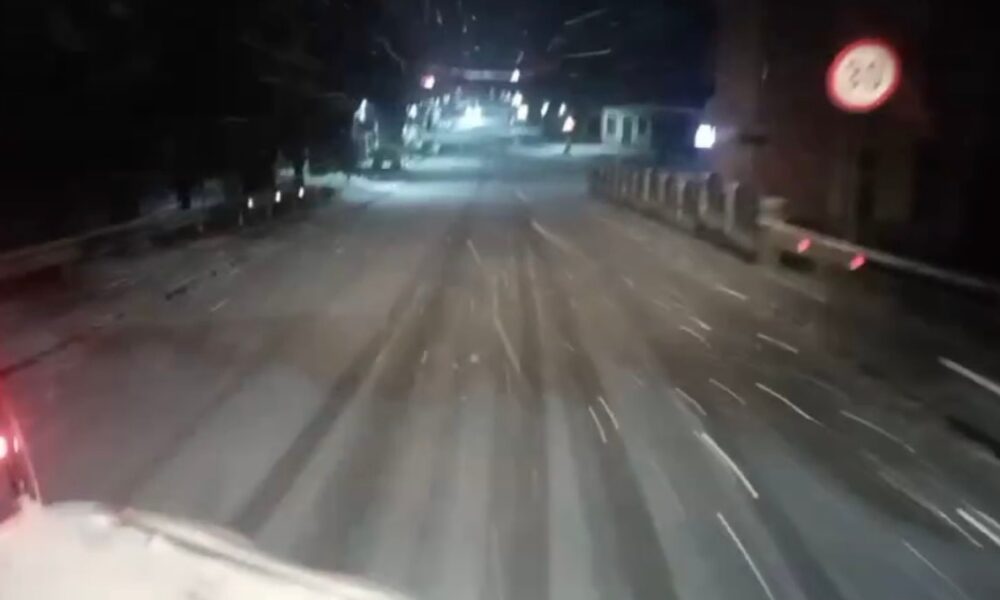 Imagini inedite cu ninsoarea în Oltenia și zonele montane. Drumarii luptă cu viscolul – VIDEO
