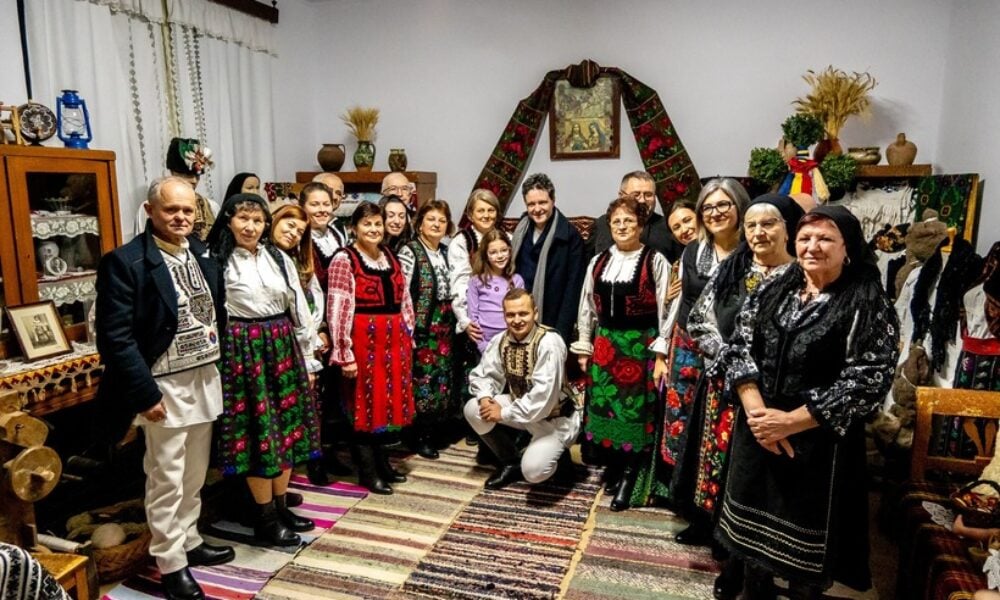 Nicușor Dan, Crăciun în satul bunicilor. Localnicii l-au colindat pe președinte