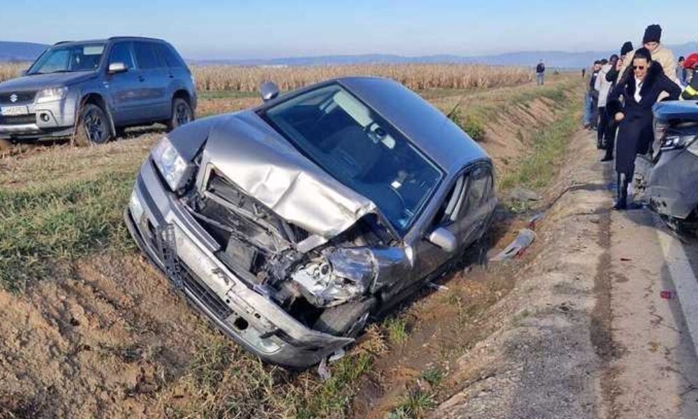 Accident cu 17 persoane implicate. Cinci, printre care și un copil, au ajuns la spital