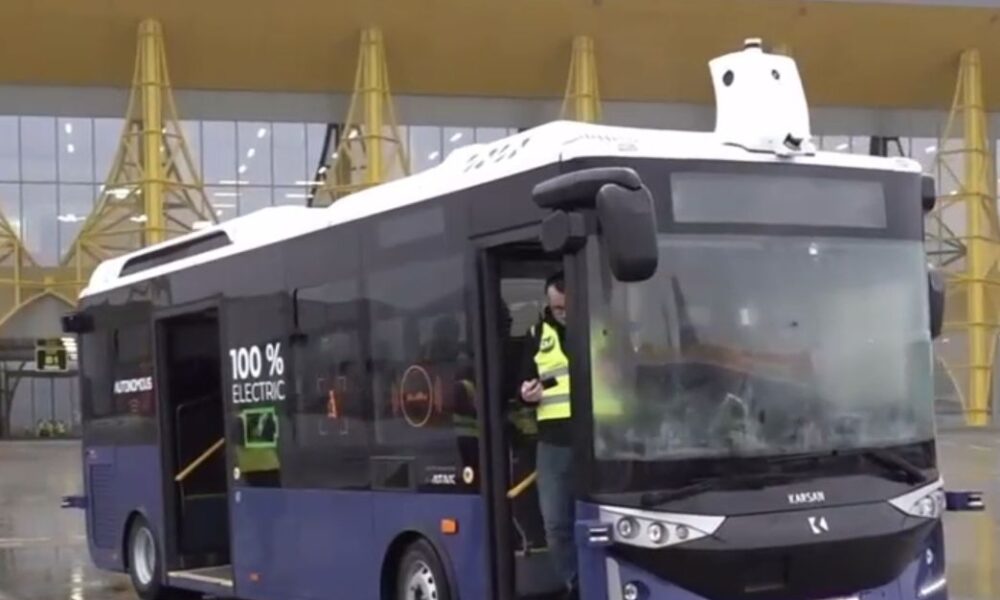 Pasageri transportați către avion cu un autobuz fără șofer