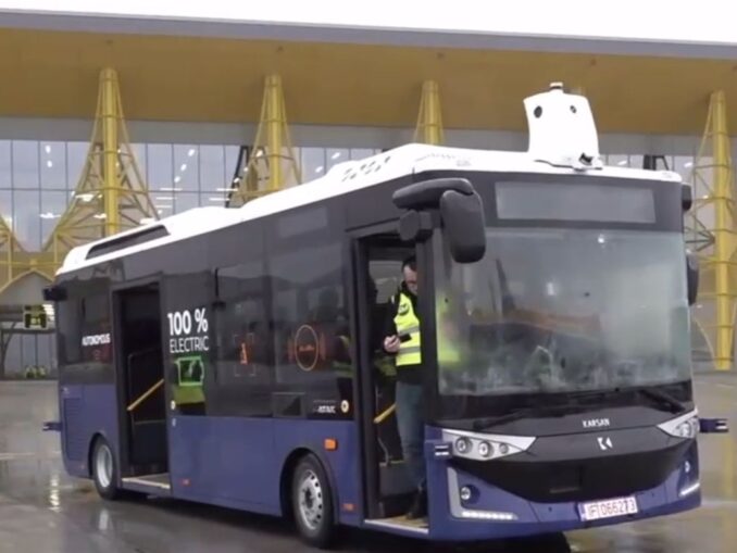 Pasageri transportați către avion cu un autobuz fără șofer