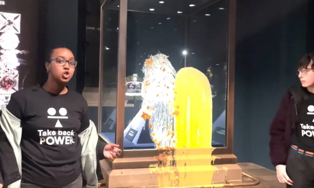 Arestări la Londra după vandalizarea vitrinei ce conține Coroana regală – VIDEO