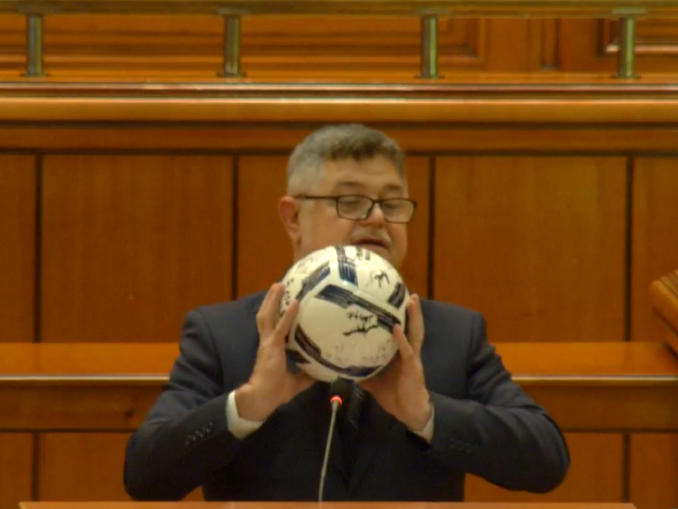 Moțiune de cenzură. PACE a pasat mingea, la propriu, PSD-iștilor – VIDEO