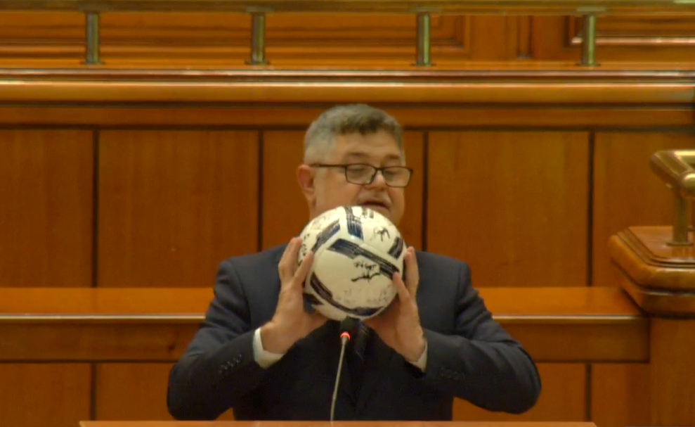 Moțiune de cenzură. PACE a pasat mingea, la propriu, PSD-iștilor – VIDEO