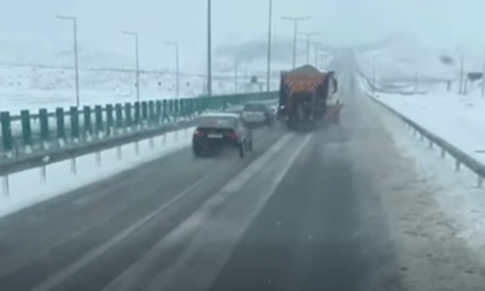 Cum se circulă pe drumurile din țară. Trafic blocat pe DN17 din cauza unui accident