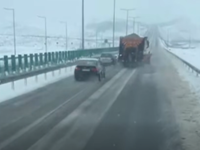 Cum se circulă pe drumurile din țară. Trafic blocat pe DN17 din cauza unui accident