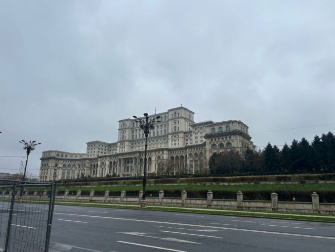 „Secetă” în Parlament. Casa Poporului lăsată „pe uscat” de țevile vechi