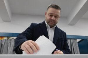 Ciprian Ciucu în timp ce votează FOTO Inquam Photos - Octav Ganea