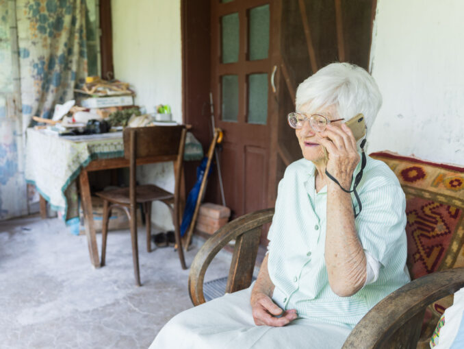 Povestea profesoarei octogenare care trăiește singură, dar nu uitată