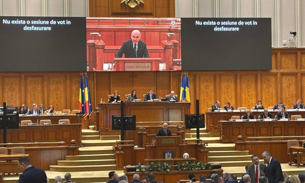 Circ în Parlament: banane cu fundiță roz, marțieni fugiți cu satelitul și huiduieli la moțiunile simple