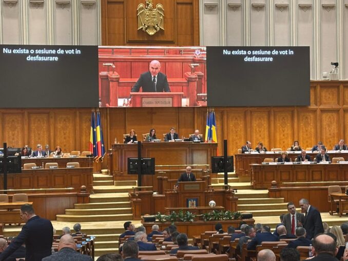 Circ în Parlament: banane cu fundiță roz, marțieni fugiți cu satelitul și huiduieli la moțiunile simple