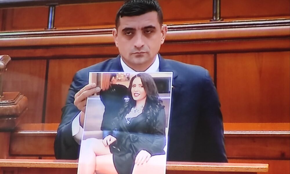 Guvernul rezistă. Moțiunea a picat. Simion a adus un poster cu Hunyadi, protejata lui Grindeanu