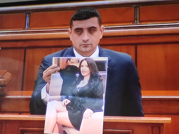 Guvernul rezistă. Moțiunea a picat. Simion a adus un poster cu Hunyadi, protejata lui Grindeanu