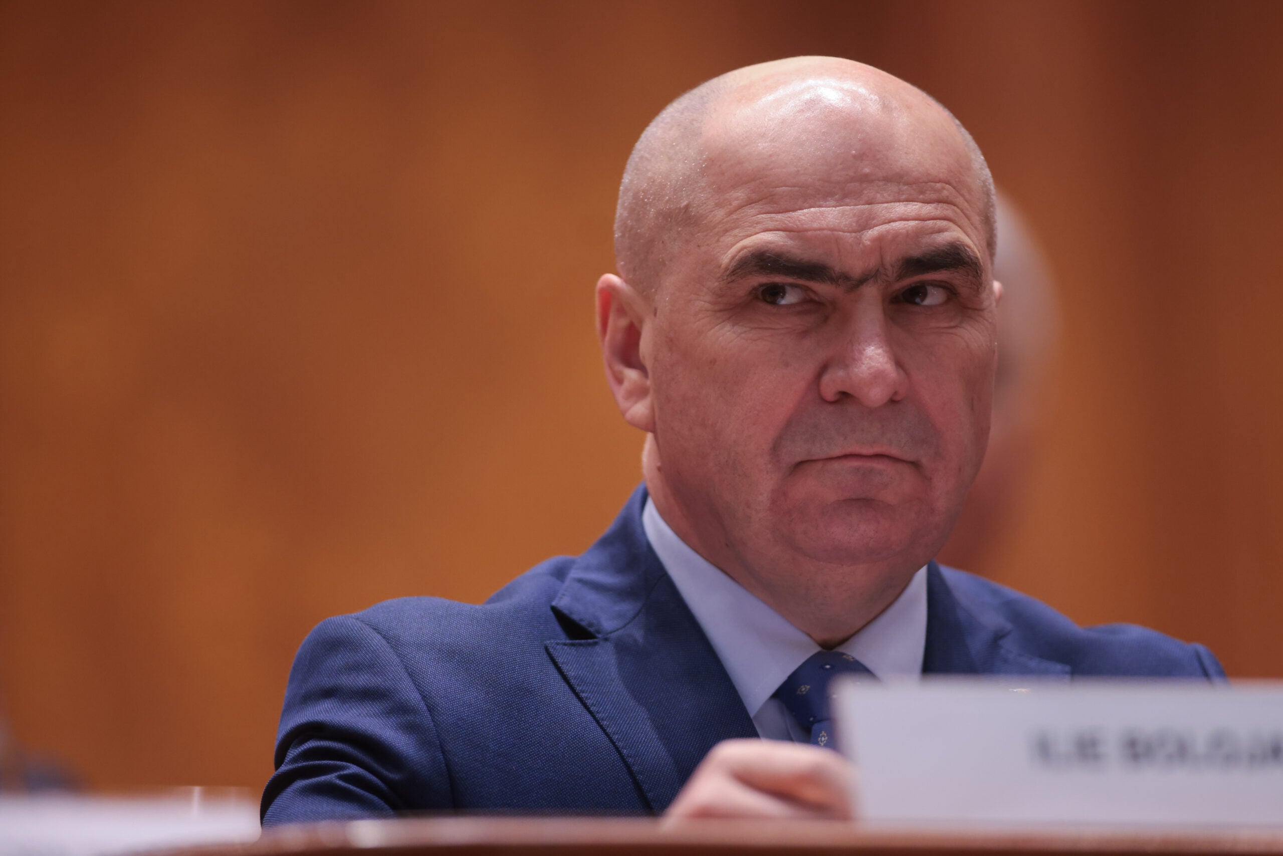 Odă mărețului cârmaci. Puciștii din PNL mai întâi l-au proslăvit pe Bolojan. Acum dau cu bolovan – ANALIZĂ