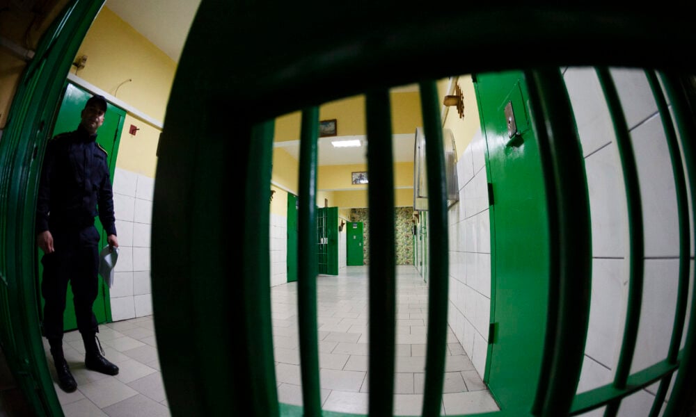 Fost avocat, 23 de ani cu executare pentru crimă. S-a ascuns în boxa blocului