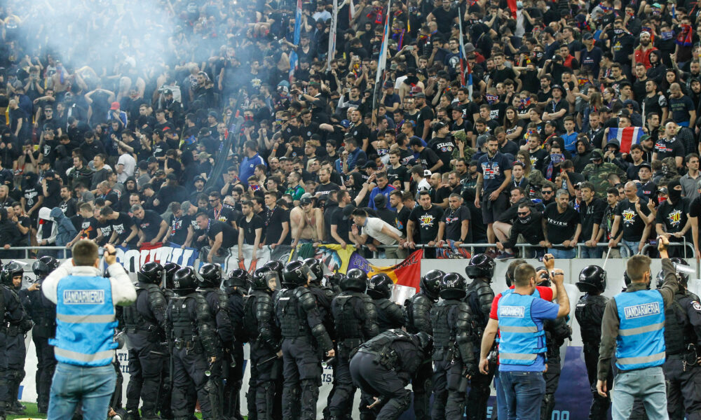 Rapid, Universitatea Cluj și Petrolul, sancționate de FRF din cauza suporterilor