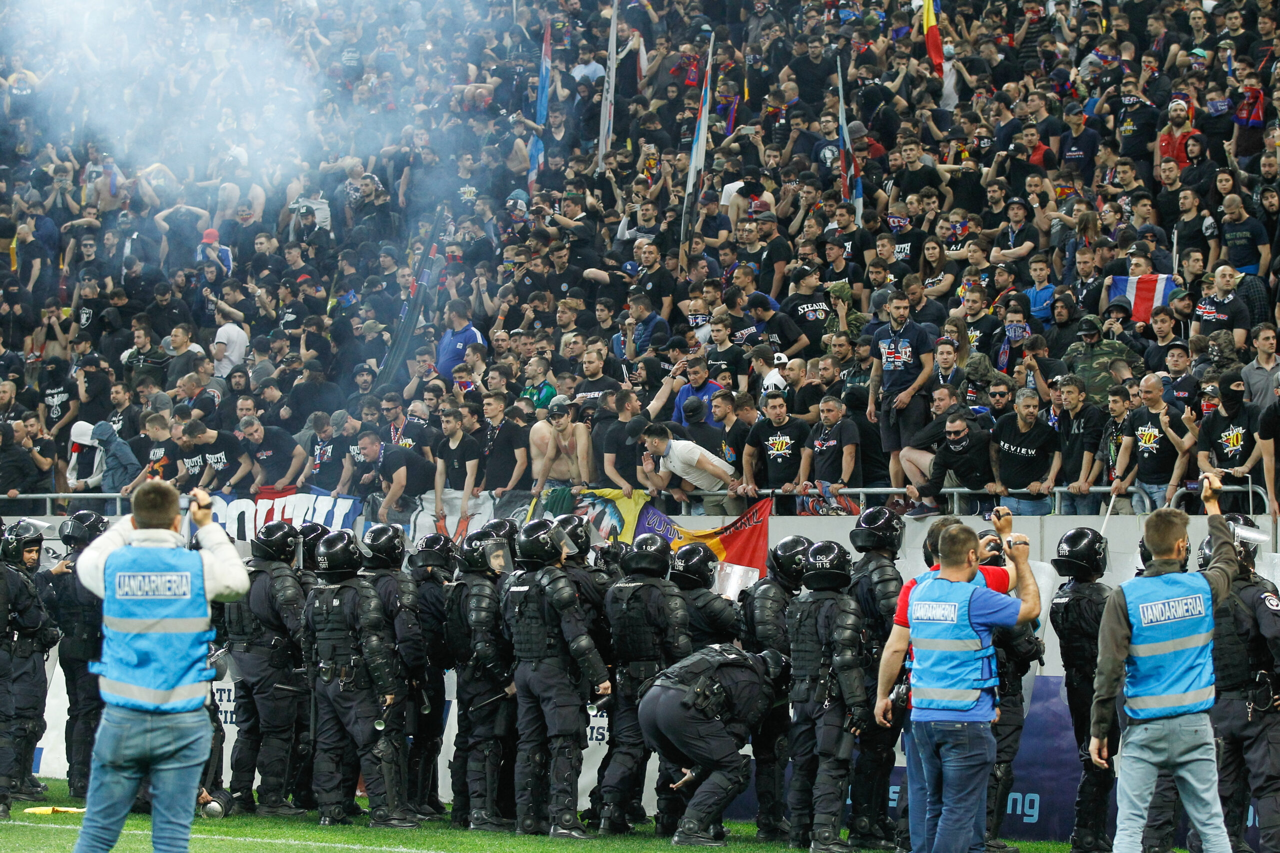 Rapid, Universitatea Cluj și Petrolul, sancționate de FRF din cauza suporterilor