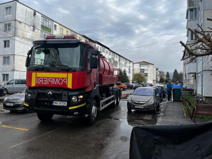 Pompierii distribuie apă în Prahova şi Dâmboviţa