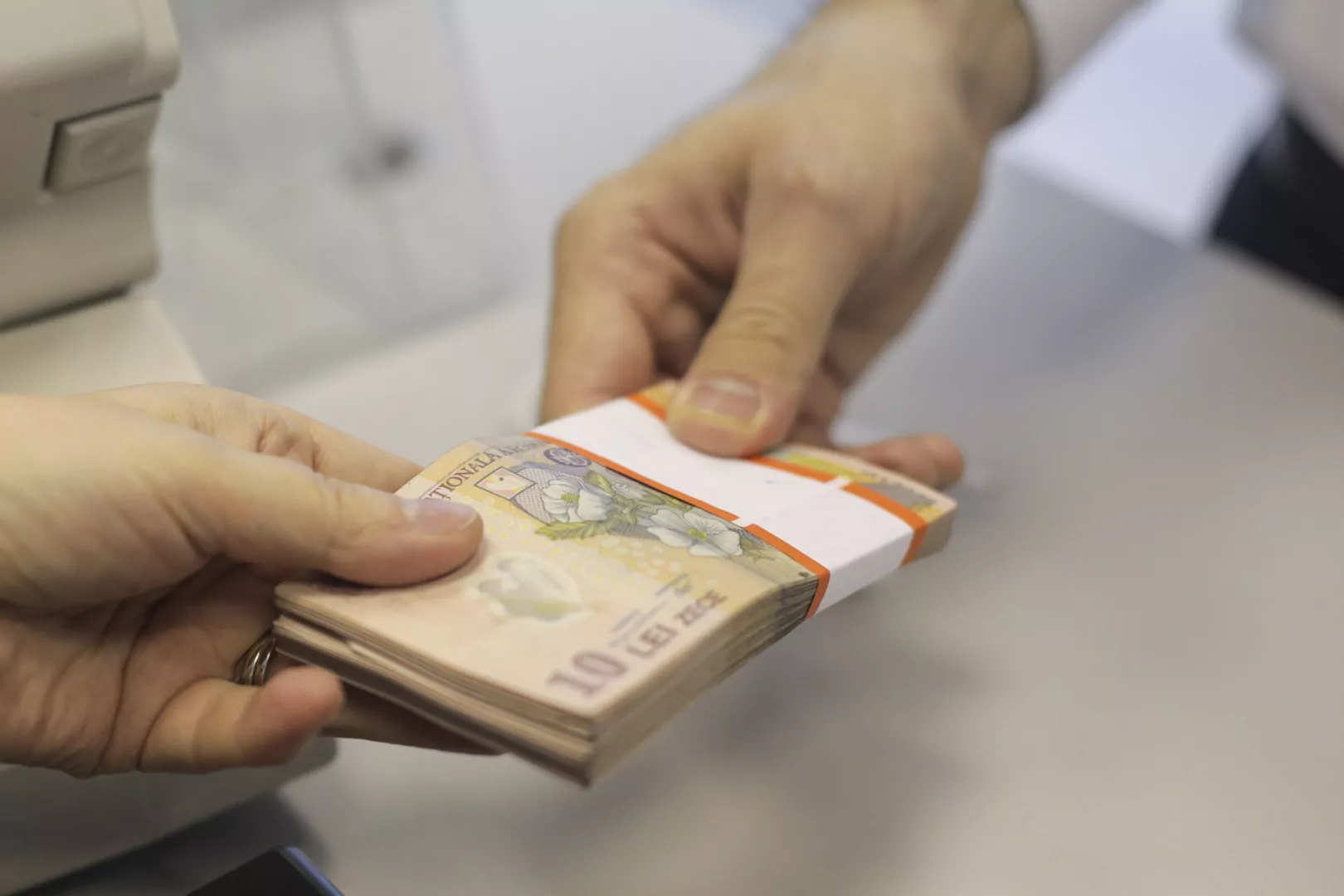 Guvernul bagă adânc mâna în împrumuturi pe ultima sută de metri din 2025