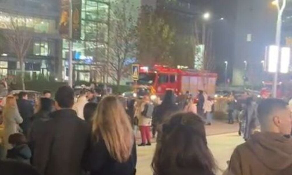 Alertă de incendiu la un mall din București. Clienții, evacuați