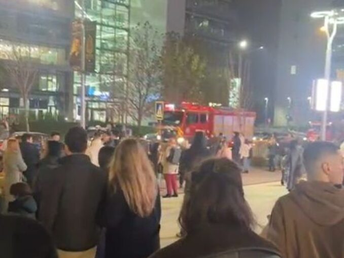 Alertă de incendiu la un mall din București. Clienții, evacuați