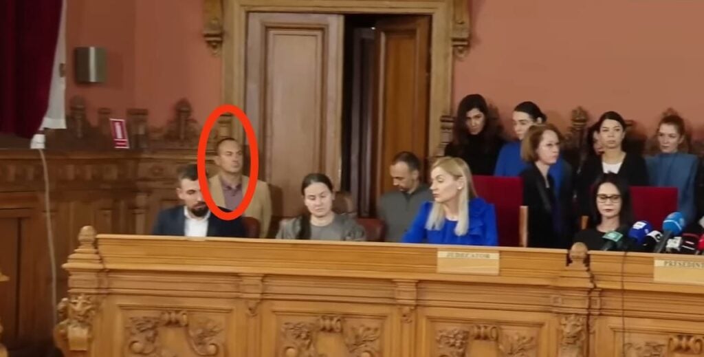 Judecătorul Andrei Buliga, în stânga, lângă ușă