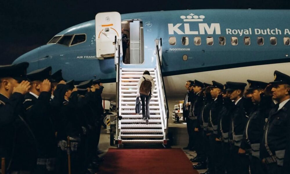 Imaginea zilei. Maia Sandu, gardă de onoare și avionul de linie