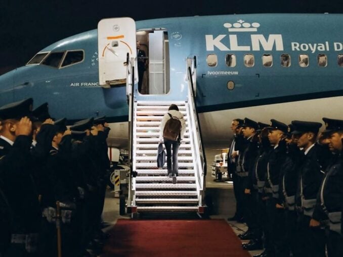 Imaginea zilei. Maia Sandu, gardă de onoare și avionul de linie