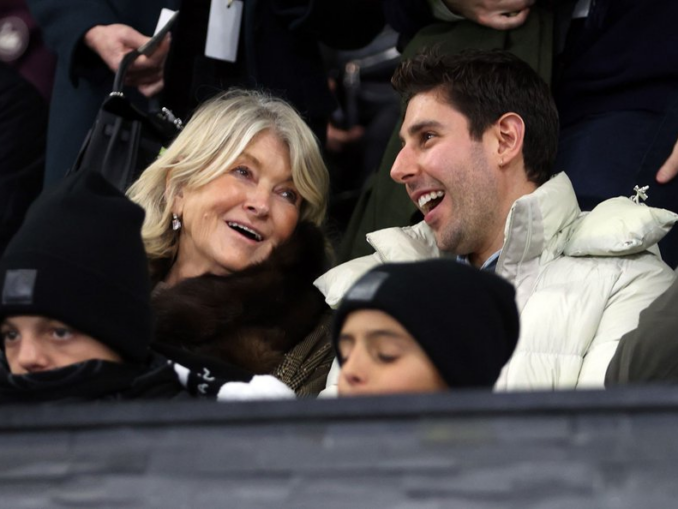 Martha Stewart i se alătură lui Snoop Dogg la Swansea City