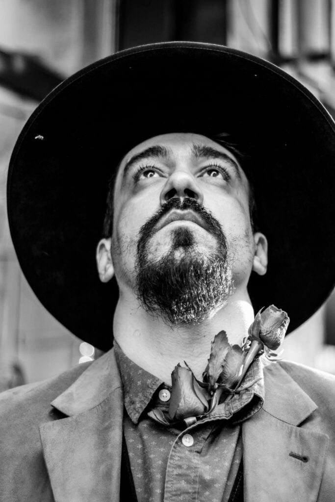 Meșterul Manole Nistor cu trandafirul FOTO Arhivă personală